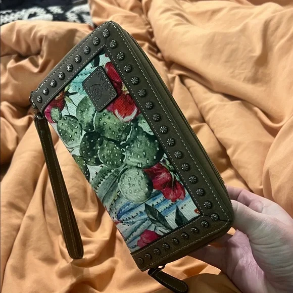 Ariat Women's Cactus Floral Wallet. LIKE NEW. - Picture 4 of 5